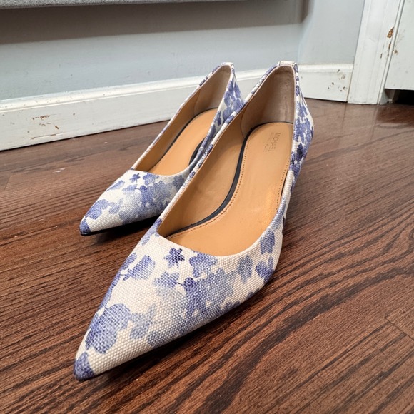 Michael Kors Kitten Pumps Alina Flex Blue White Floral 2 inch Heel Size 7 - Picture 1 of 9
